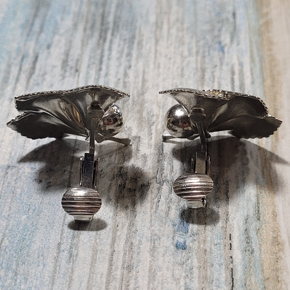 Vintage Flower Brooch and Earrings Set. - Picture 8 of 8